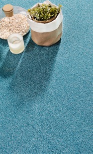Teppichboden blau Struktur mit Deko Pflanze und Gläser